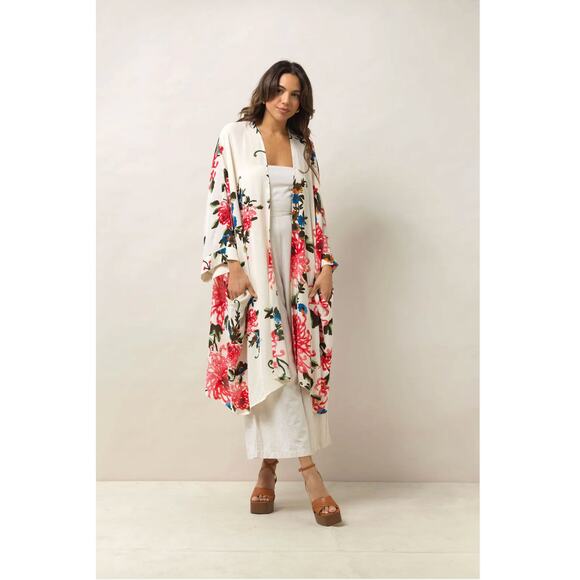 One Hundred Stars Grande Kimono Chrysanthemum Ecru One Size - Picture 1 of 5